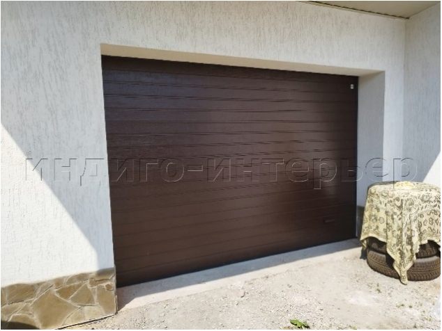 Секционные ворота серии Trend, покрытие S-гофр, цвет RAL 8017, с автоматикой