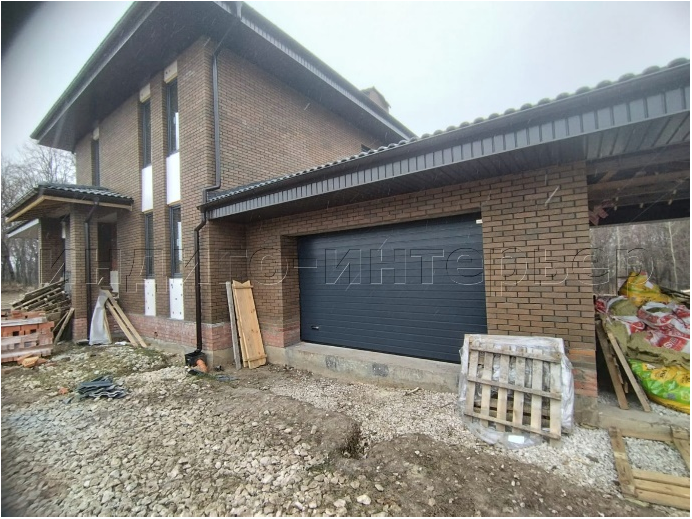 Секционные ворота Prestige, покрытие M-гофр, цвет RAL 7016, с автоматикой